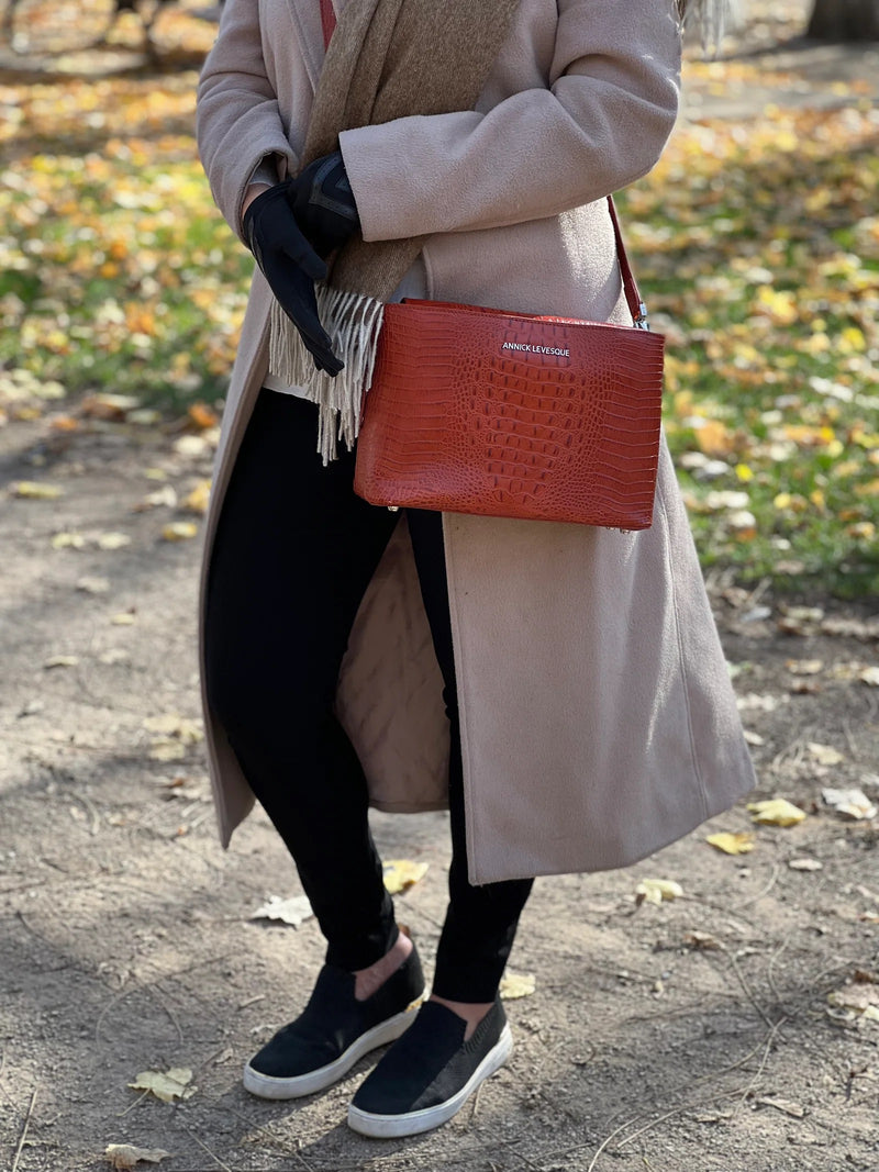 Boite Mystère Clarence GRIS OU CLARENCE MOYEN ORANGE CROCO  plus un porte-feuille style Denise Valeur de 550$