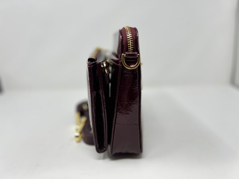 Petit Sac bandoulière 2 en 1 avec porte carte détachable en Cuir rouge bordeaux vernis, Kennedi